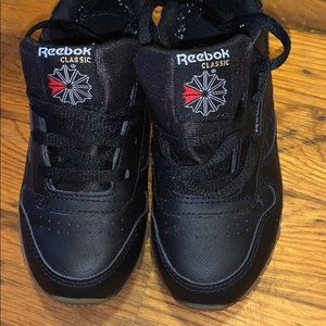 Reebok All Black size 9.5Y CLASSIC LEATHER - Kids